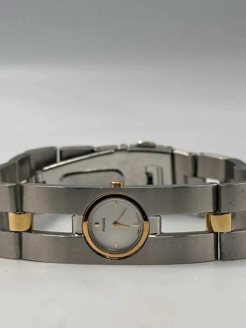 Pulsar Watch Women Silver Gold Two Tone Small Round Dial New Battery 8